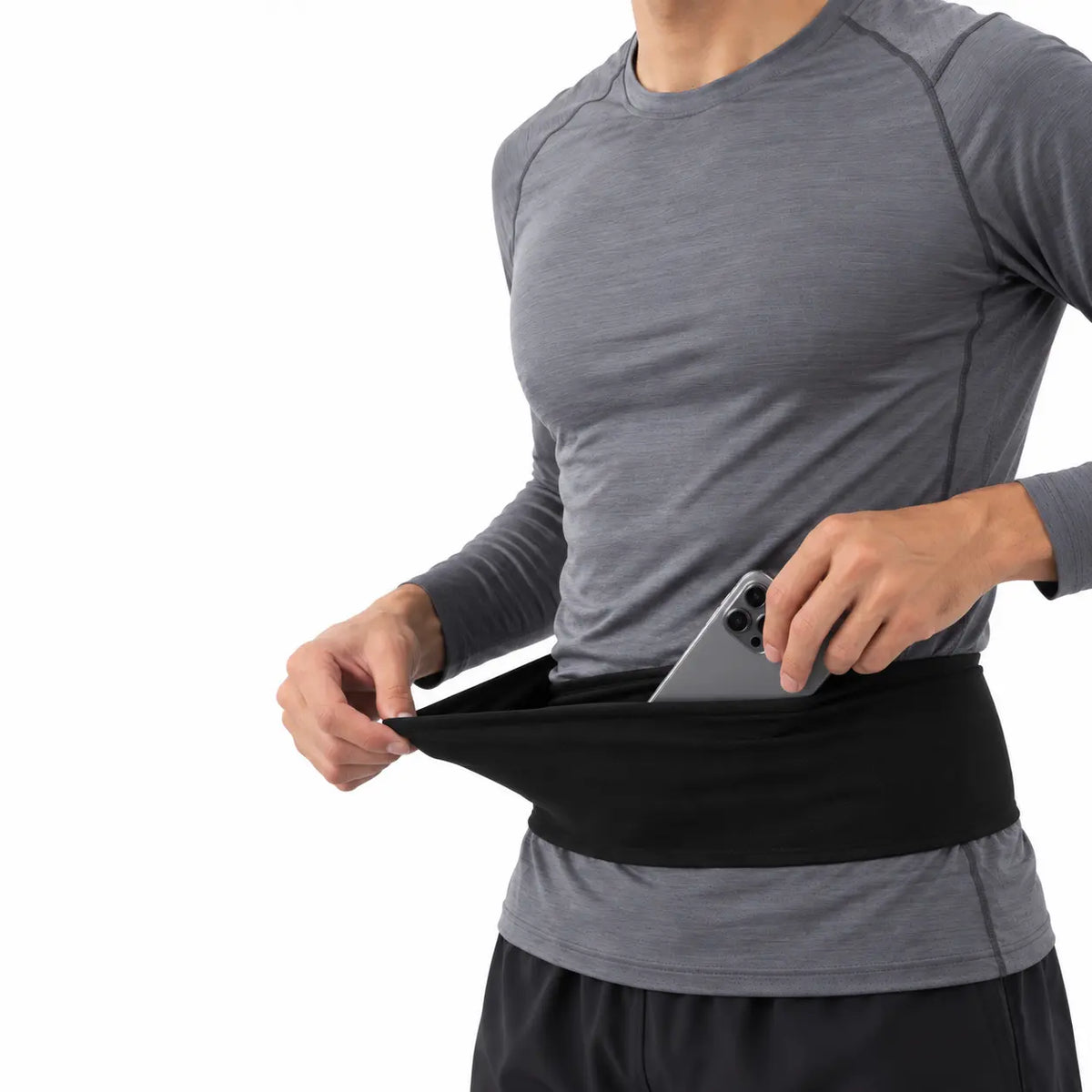 Ceinture running de couleur noire porté par un homme entrain de ranger son telephone a l'interieur