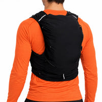 Gilet d'hydratation running 5L de couleur noir porté sur un homme vue de dos 