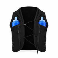 Gilet d'hydratation running 5L de couleur noir vue de face avec 2 flasques dans les poches 