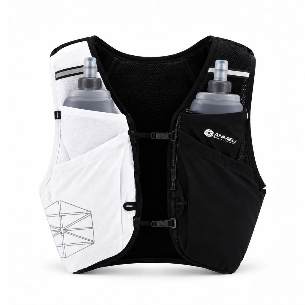 gilet d'hydratation 12L de couleur noir et blanc vue de face avec 2 flasques dans les poches 