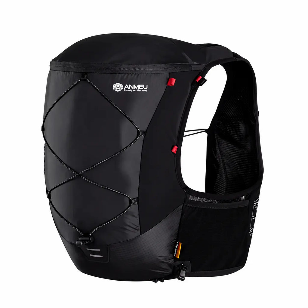 gilet d'hydratation 12L de couleur noir vue de derriere de 3/4