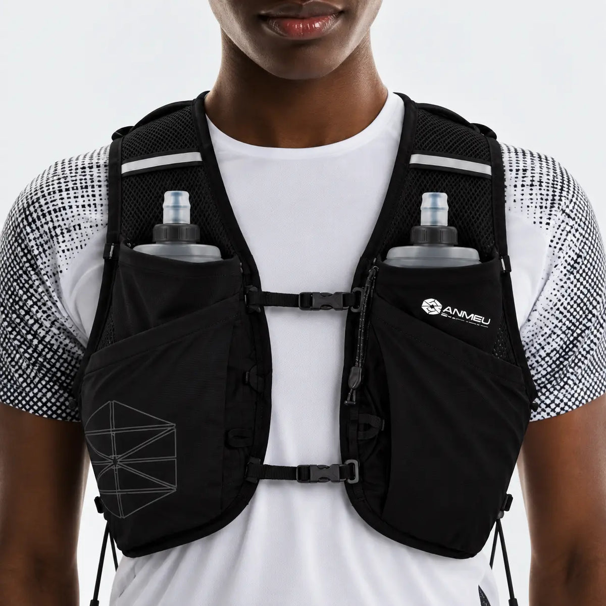 gilet d'hydratation 12L de couleur noir porté sur un homme de face avec 2 flasques dans les poches 