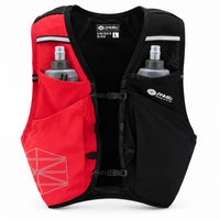 gilet d'hydratation 12L de couleur noir et rouge vue de face avec 2 flasques dans les poches 