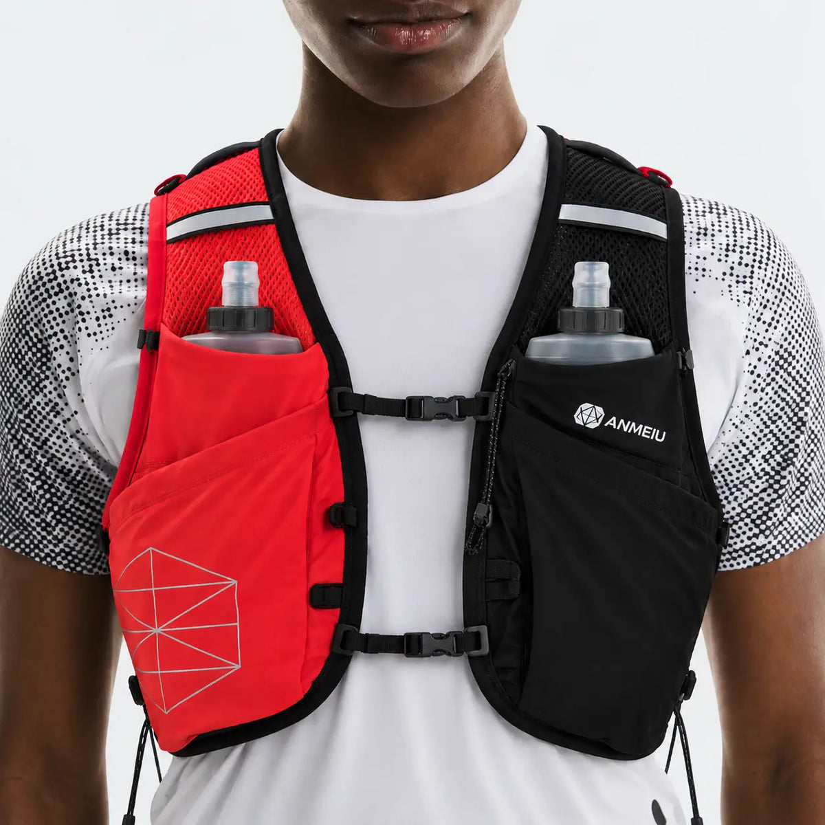 gilet d'hydratation 12L de couleur noir porté sur un homme vue de face avec 2 flasques dans les poches 