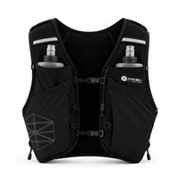 gilet d'hydratation 12L de couleur noir vue de face avec 2 flasques dans les poches 