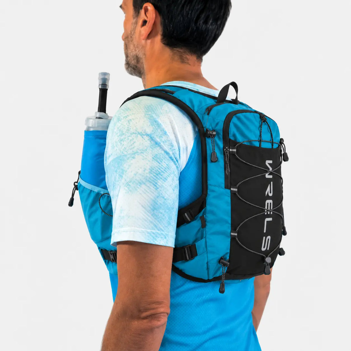 sac trail 10L multi-points de couleur bleu porté sur un homme avec une flasque visible, vue de dos en 3/4