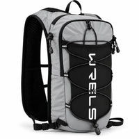 sac trail 10L multi-points de couleur gris vue de derriere en 3/4