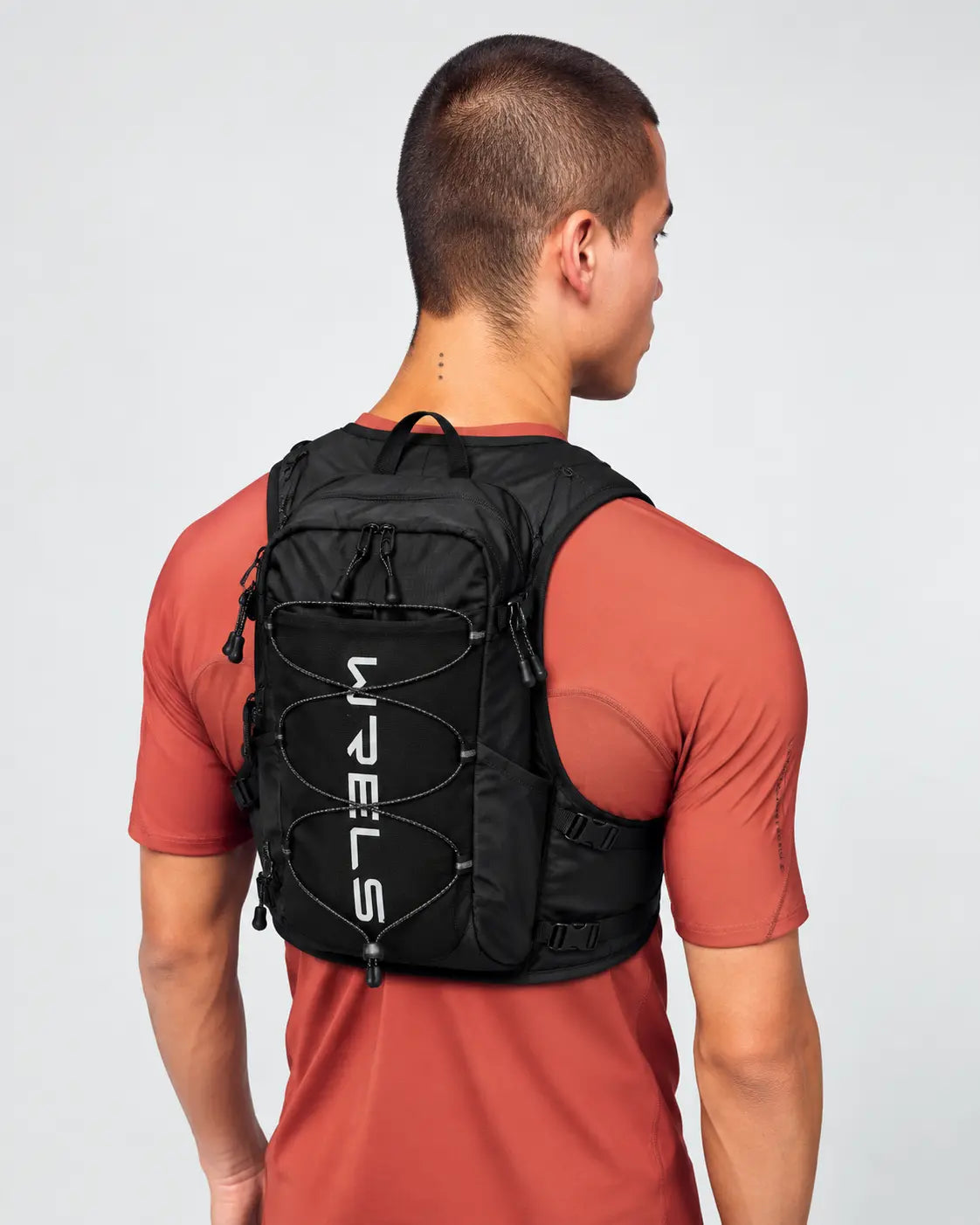 sac trail 10L multi-points noire porté sur un homme vue de dos 