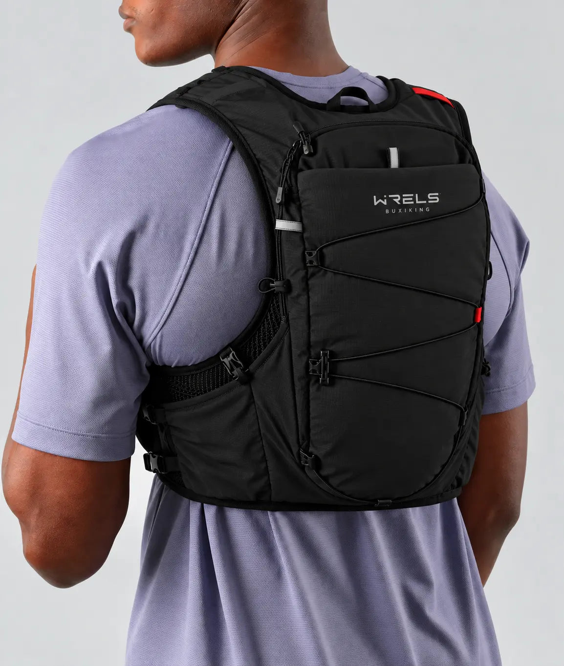 sac trail 10L de couleur noir porté par un homme vue de dos 