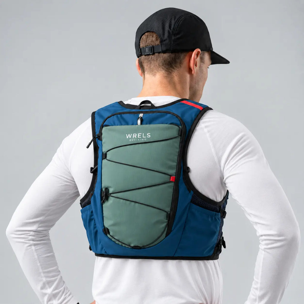 sac trail 10L bleu et vert porté par un homme vue de dos 