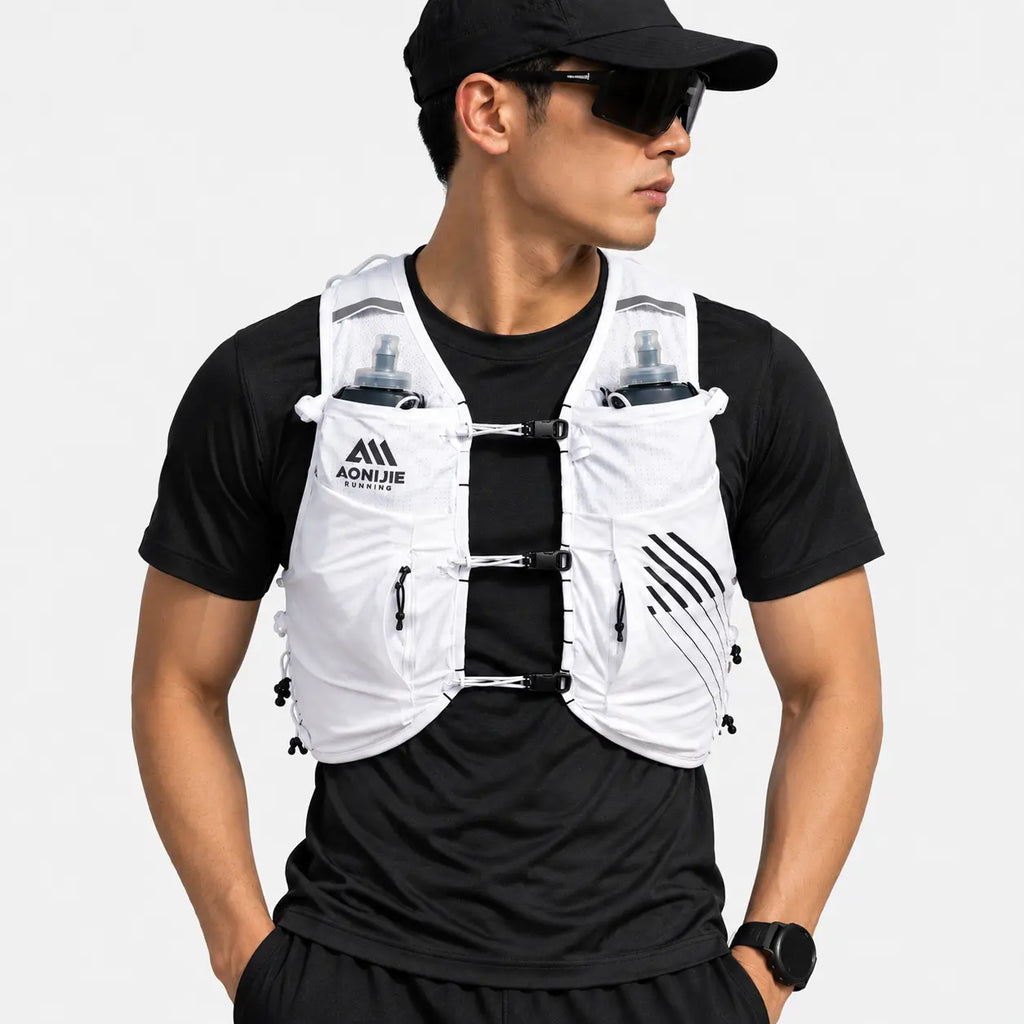 sac trail 10L porte baton de couleur blanc porté sur un homme vue de face avec 2 flasque dans chaque poche 