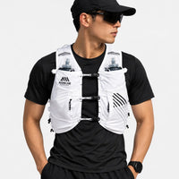 sac trail 10L porte baton de couleur blanc porté sur un homme vue de face avec 2 flasque dans chaque poche 
