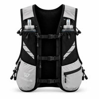 sac trail 10L multi-points de couleur gris vue de face avec flasques dans les poches 