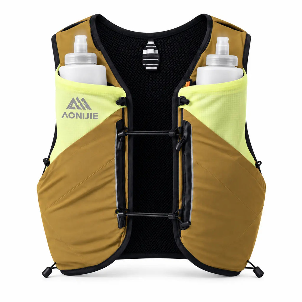sac ultra trail 12L de couleur jaune vue de  face avec 2 flasques dans les poches 