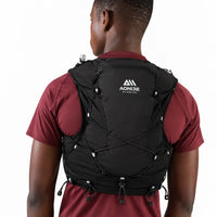 sac ultra trail 12L de couleur noir porté par un homme vue de dos 
