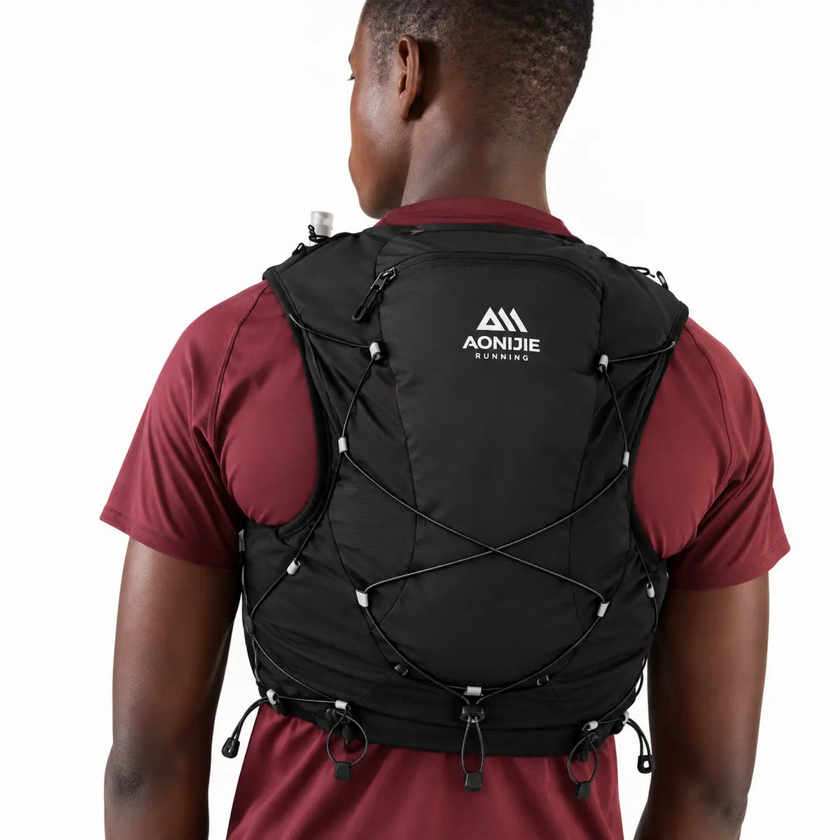 sac ultra trail 12L de couleur noir porté par un homme vue de dos 