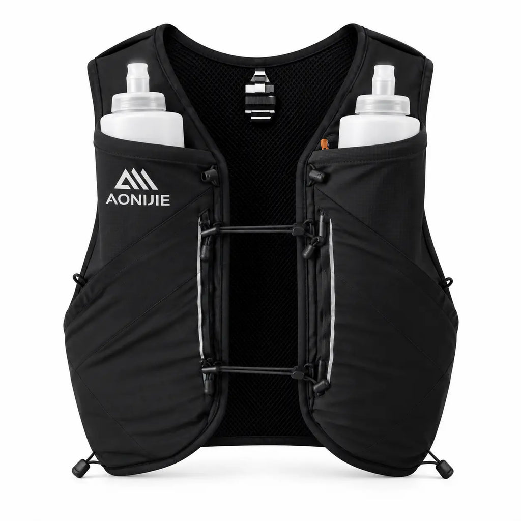sac ultra trail 12L de couleur noir vue de face avec 2 flasques dans les poches 